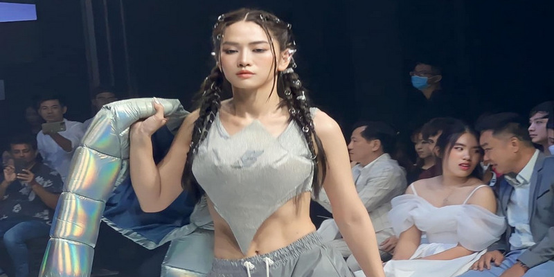 Cận cảnh trang phục của Trần Thanh Tâm catwalk với Lê Bống Cận cảnh trang phục của Trần Thanh Tâm catwalk với Lê Bống