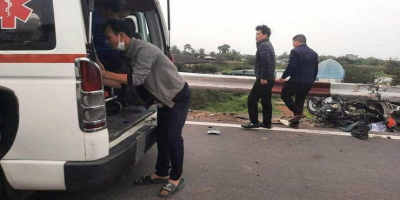 Xe máy va chạm với ô tô, bé trai 11 tuổi tử vong sáng mồng 3 Tết