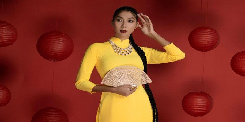 Cựu siêu mẫu một thời khoe ảnh bên chùa ở trời Tây