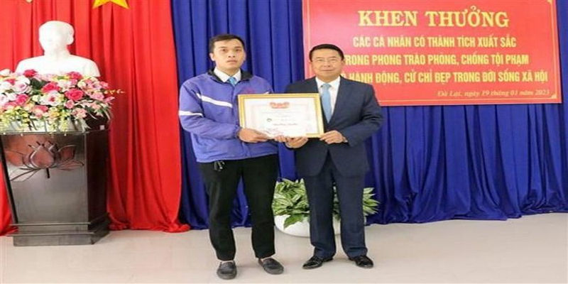 Tài xế taxi nhặt được 190 triệu, vội tìm khách để trả lại Tài xế taxi nhặt được 190 triệu, vội tìm khách để trả lại
