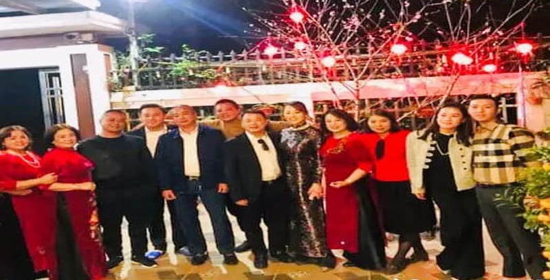Phương Oanh - Shark Bình: Từ sánh vai đi dẩy đầm đến áo dài comple truyền thống bên nhau
