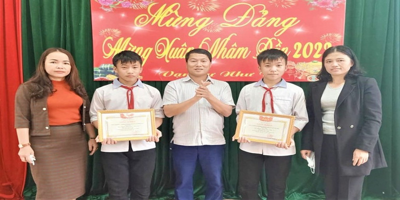 Học sinh nhặt được ngoại tệ trả lại người mất Học sinh nhặt được ngoại tệ trả lại người mất