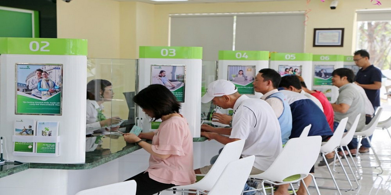Người dân ùn ùn kéo đi gửi tiền dịp đầu năm do lãi suất ngân hàng tăng cao