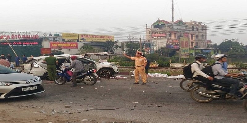 Giao thông bị tắc nghẽn do hệ lụy của vụ tai nạn