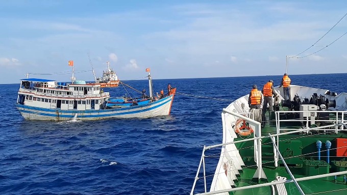 Tàu cá gặp nạn ở Bình Định, được hải quân cứu hộ thành công