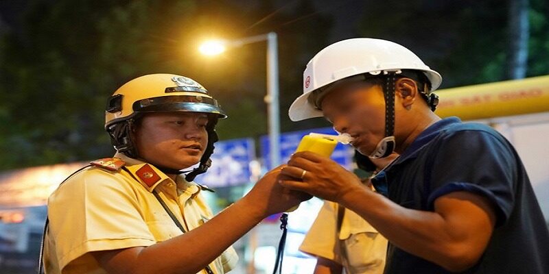 Thổi nồng độ cồn của tài xế dịp Tết 2023