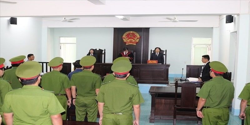 Tên hung thủ bị bắt và đem ra điều tra, xét xử
