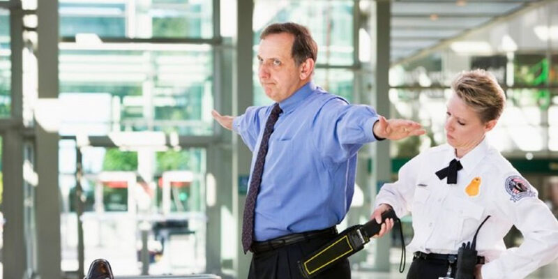 Người đàn ông nhét kim cương vào hậu môn bị bắt giữ