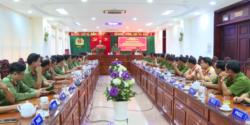 Lễ biểu dương cán bộ hoàn thành xuất sắc nhiệm vụ