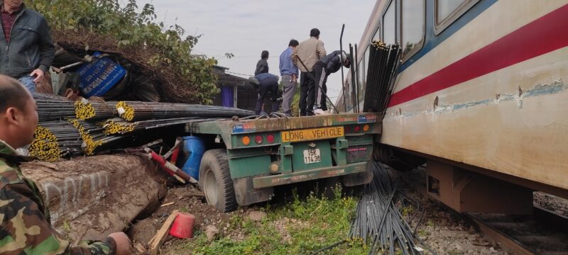 Tai nạn giao thông giữa xe đầu kéo rơ moóc với tàu hỏa
