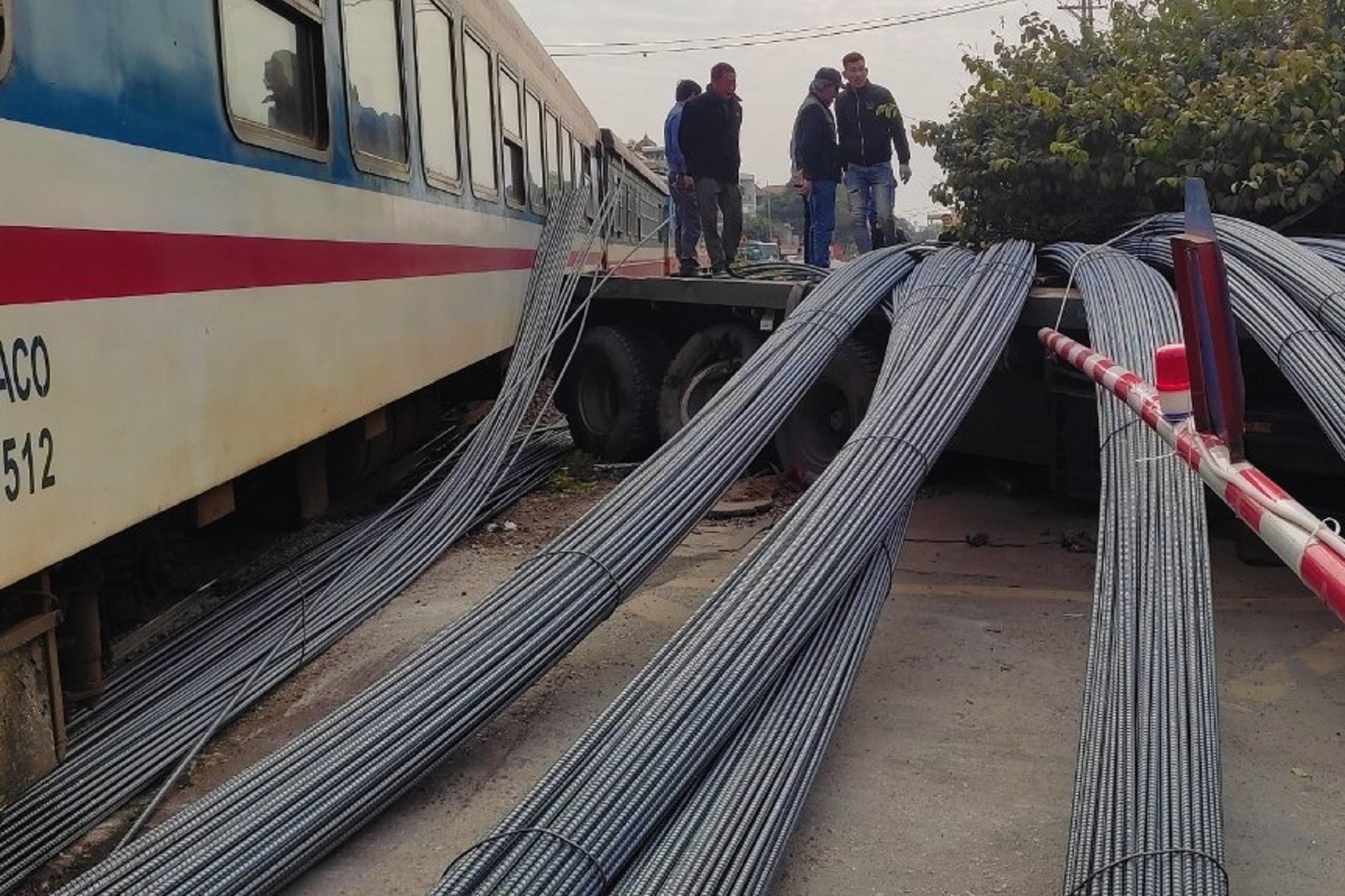 Vụ tai nạn giữa xe đầu kéo và tàu hỏa - Lỗi có phải từ người tài xế xe tải?