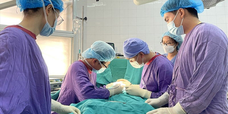 Bác sĩ kiểm khám cho bệnh nhân để tìm hiểu nguyên nhân và đưa ra phương án điều trị