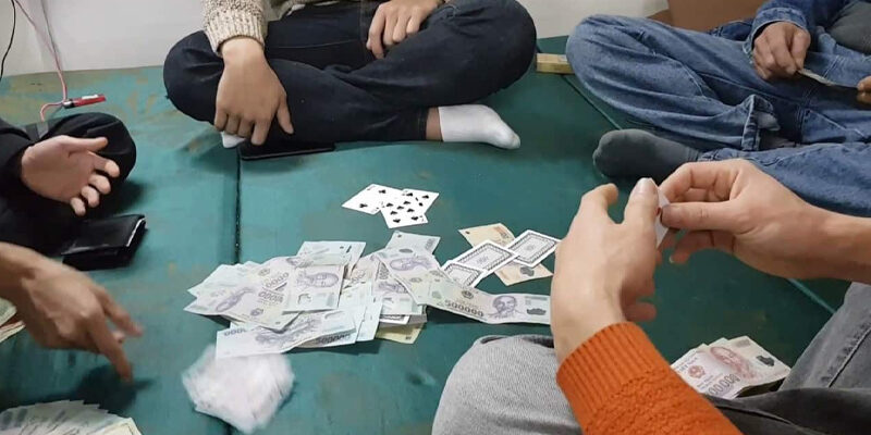 Công an bất ngờ xông vào và bắt quả tang 4 cán bộ đánh bạc