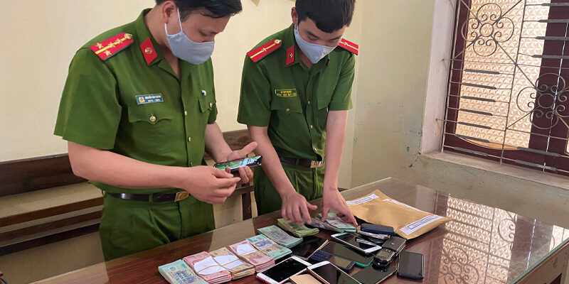 Ngay sau khi phát hiện, công an tiến hành bắt giữ vào tịch thu toàn bộ chứng cứ