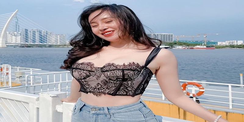 Bà Tưng tên thật là Lê Huyền Anh là và hot girl nổi tiếng chỉ trong vòng 1 đêm Bà Tưng tên thật là Lê Huyền Anh là và hot girl nổi tiếng chỉ trong vòng 1 đêm