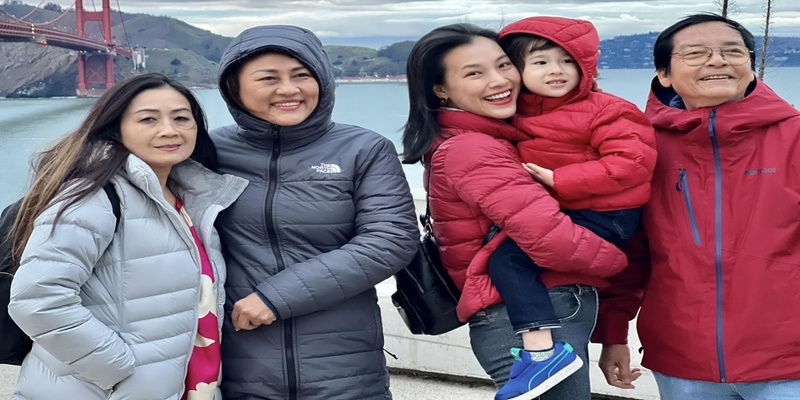 Hoàng Oanh và con hội ngộ gia đình chồng cũ Hoàng Oanh và con hội ngộ gia đình chồng cũ