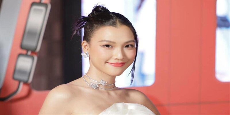 Hoàng Oanh đưa con trai sang Mỹ thăm ông bà, hội ngộ gia đình chồng cũ Hoàng Oanh đưa con trai sang Mỹ thăm ông bà, hội ngộ gia đình chồng cũ