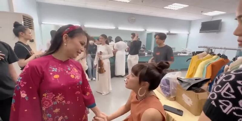 Clip Hoàng Thùy Linh “ngồi nói chuyện” với Cẩm Ly Clip Hoàng Thùy Linh “ngồi nói chuyện” với Cẩm Ly