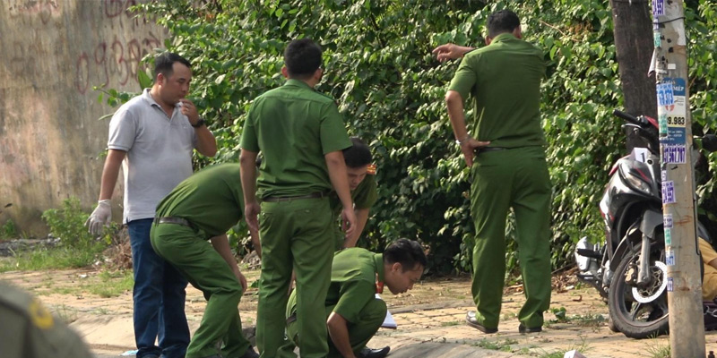 Công an tích cực điều tra hiện trường vụ việc thanh niên chém thím rồi bỏ trốn