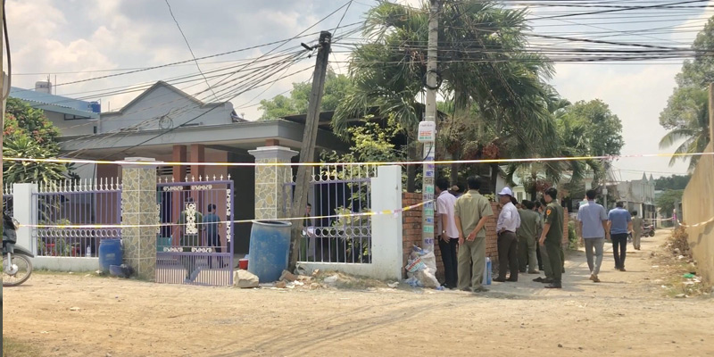 Người dân cùng Công an hợp sức để kiểm soát nghi phạm và tịch thu vũ khí