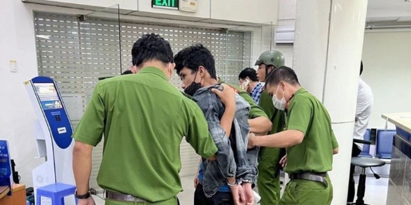 Vây bắt đối tượng để điều tra làm rõ vụ án cướp ngân hàng vì nợ nần, thua lỗ