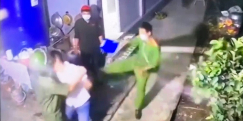 Video chứng cứ cho thấy Đại uý Trung đang dùng chân đá nhiều lần vào ông D. (Ảnh từ Camera)