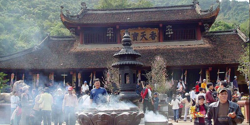 Cả 2 thanh niên ngang nhiên đánh người ngay tại nơi linh thiêng