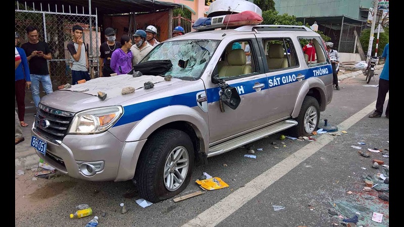 Chống đối và đập xe của cảnh sát là hành vi phạm pháp