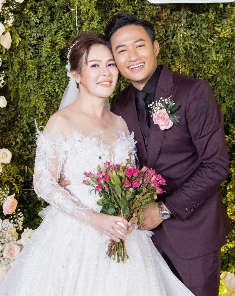 Vợ chồng diễn viên Quý Bình hạnh phúc đón con đầu lòng Vợ chồng diễn viên Quý Bình hạnh phúc đón con đầu lòng