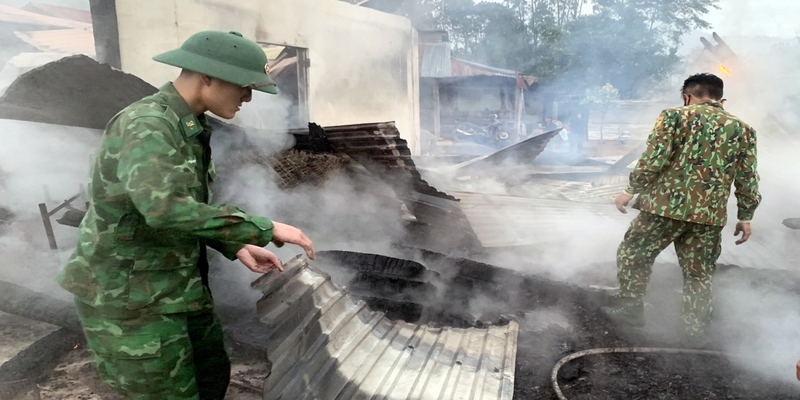 Vụ đốt lửa cháy nhà sưởi ấm ở Hà Nội vào tháng 12 Vụ đốt lửa cháy nhà sưởi ấm ở Hà Nội vào tháng 12