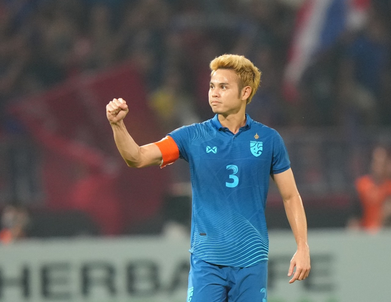 Kiatisak tương tác với cầu thủ xuất sắc nhất AFF Cup 2022