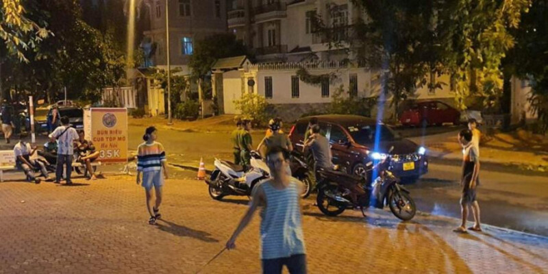 Đến chiều cùng ngày, lực lượng chức năng đã hoàn tất việc khám xét nhà của bà Hàn Ni. Đến chiều cùng ngày, lực lượng chức năng đã hoàn tất việc khám xét nhà của bà Hàn Ni.