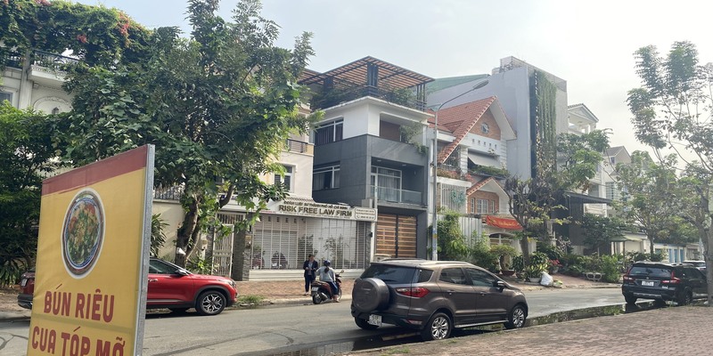 Nhà báo Hàn Ni mới đây đã bị lực lượng công an khởi tố và tạm giam Nhà báo Hàn Ni mới đây đã bị lực lượng công an khởi tố và tạm giam