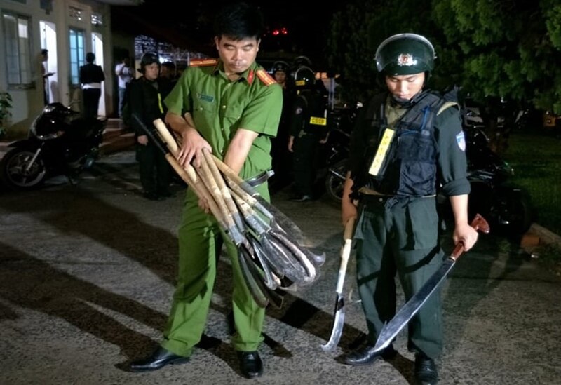 Thu giữ tang chứng nhóm đối tượng mang hung khí náo loạn đường phố