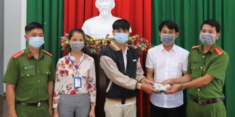 Tuyên dương khen thưởng nam sinh trả lại số tiền cho người mất ở Hà Tĩnh