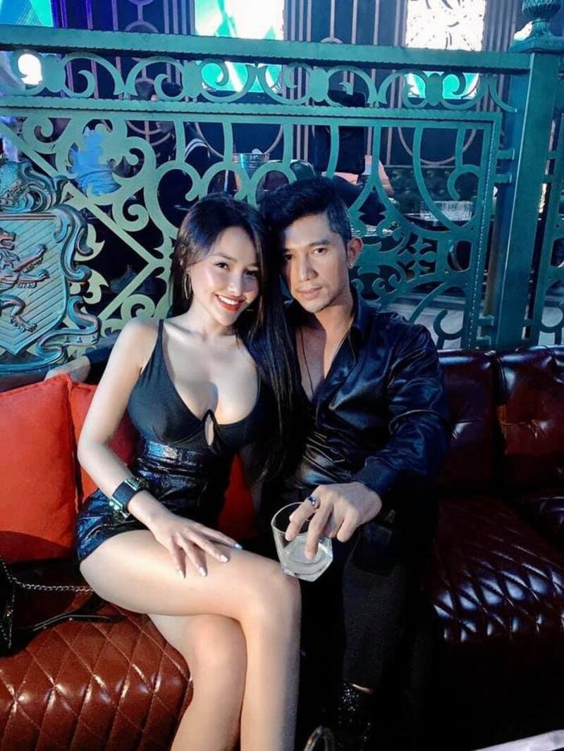 “Ngân 98 ăn chuối” mặc hở bạo trong sinh nhật của chồng “Ngân 98 ăn chuối” mặc hở bạo trong sinh nhật của chồng
