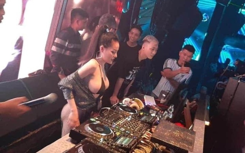 Ngân 98 siêu hot ăn mặc hở bạo trong tiệc sinh nhật chồng Ngân 98 siêu hot ăn mặc hở bạo trong tiệc sinh nhật chồng