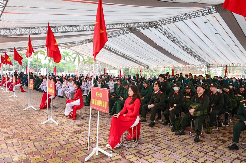 Người thân khóc nghẹn ngày tiễn con đi nghĩa vụ quân sự Người thân khóc nghẹn ngày tiễn con đi nghĩa vụ quân sự