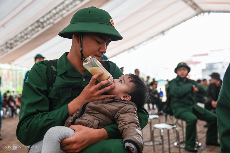 Thanh niên thủ đô lên đường đi nghĩa vụ quân sự Thanh niên thủ đô lên đường đi nghĩa vụ quân sự