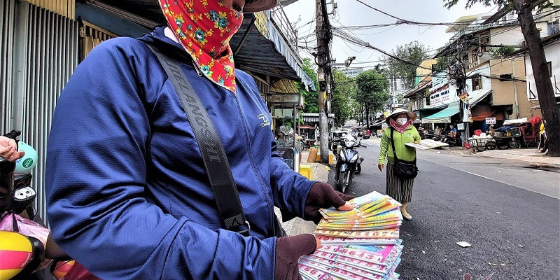 Công an kịp thời tới hiện trường và tìm hiểu danh tính của người phụ nữ bán vé số (Ảnh minh hoạ)
