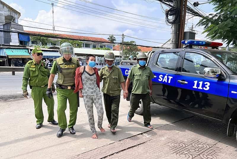 Người phụ nữ cầm dao đe dọa cư dân tại chung cư bị công an điều tra