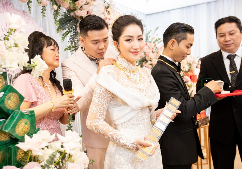Phan Hiển hạnh phúc hơn sau đám cưới với bà xã Khánh Thi Phan Hiển hạnh phúc hơn sau đám cưới với bà xã Khánh Thi