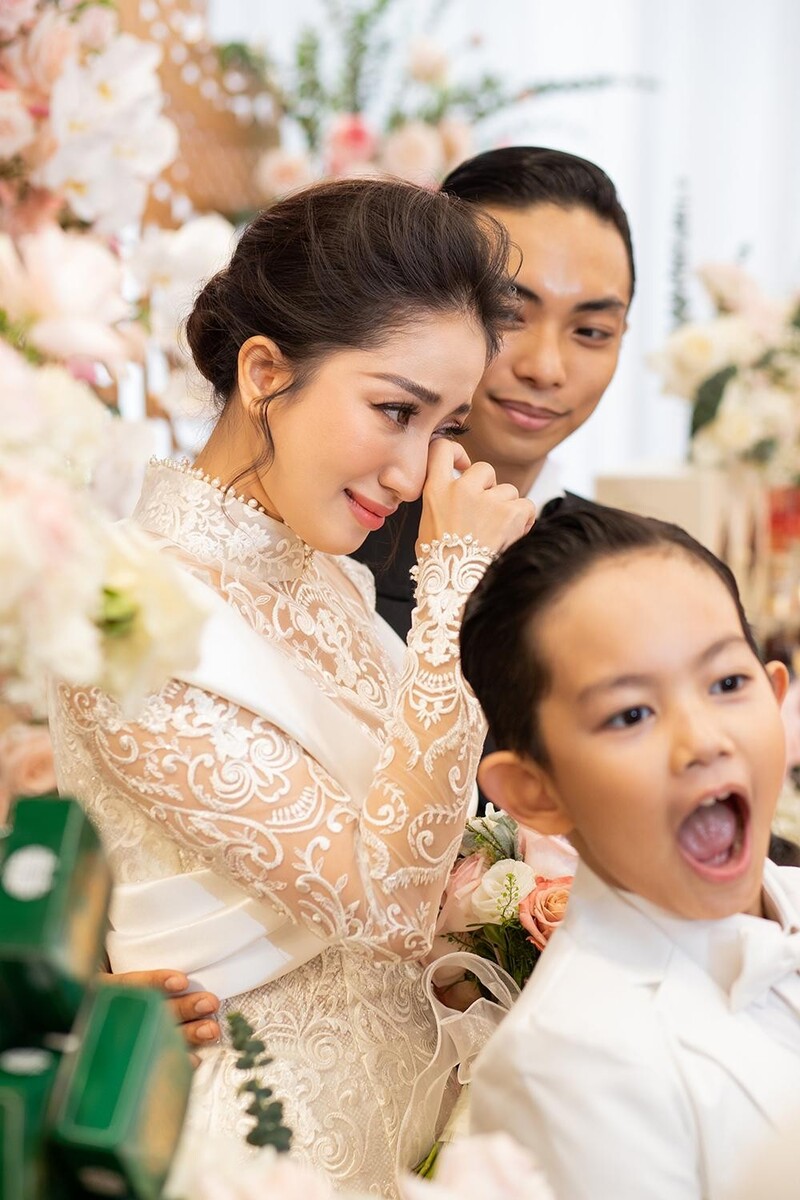 Bật khóc trong đám cưới, mong làm điểm tựa cả đời cho vợ Bật khóc trong đám cưới, mong làm điểm tựa cả đời cho vợ