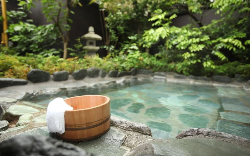Hành vi quay lén đồi bại tại suối nước nóng