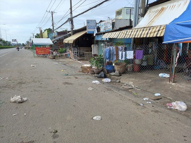 Lực lượng chức năng TPHCM đã phong tỏa hiện trường để tiến hành điều tra vụ án xác chết tại chợ Hóc Môn
