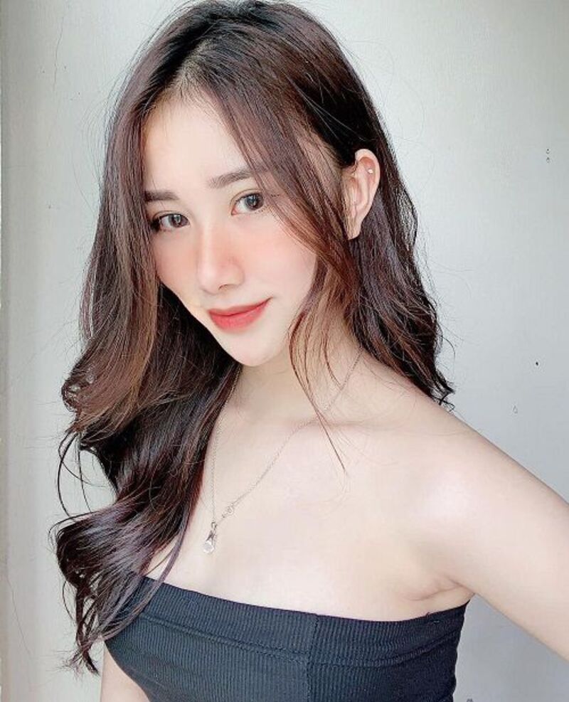 Sau khi nổi tiếng, cô nàng liên tục đăng tải nhiều nội dung hơn thậm chí còn lấn sân quảng bá cho một số mỹ phẩm Sau khi nổi tiếng, cô nàng liên tục đăng tải nhiều nội dung hơn thậm chí còn lấn sân quảng bá cho một số mỹ phẩm