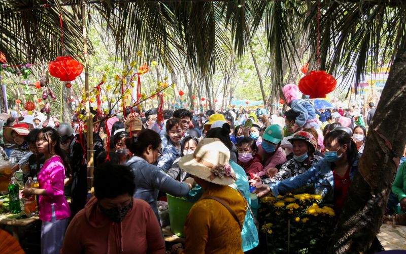 Phiên chợ Lá nơi xảy ra hành vi trộm cắp của Quốc