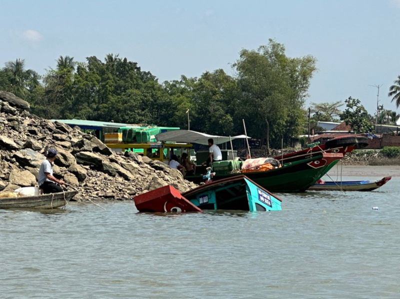 Tai nạn đường sông ở Đồng Nai, 12 người rơi xuống sông Tai nạn đường sông ở Đồng Nai, 12 người rơi xuống sông