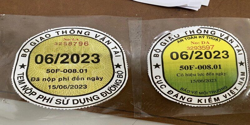 Xe khách 43 chỗ nhồi hành khách, sử dụng tem giả qua mặt công an