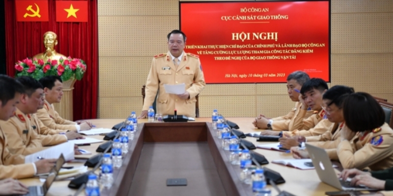 Lực lượng CSGT tăng cường cho trung tâm đăng kiểm Lực lượng CSGT tăng cường cho trung tâm đăng kiểm